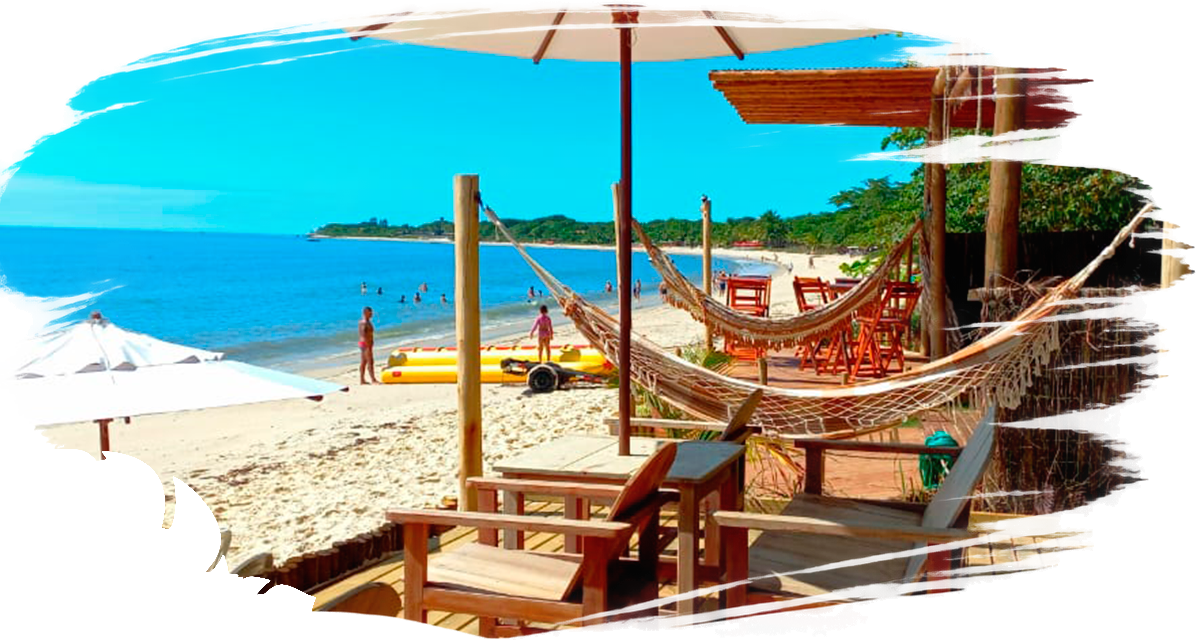 Deck e praia do Fox Beach em Coroa Vermelha